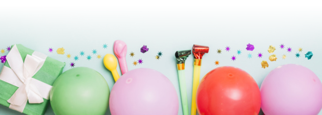 Globos de colores y adornos de fiesta