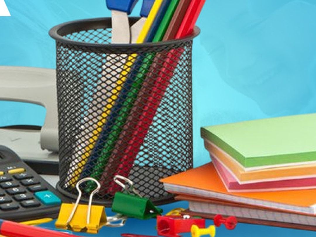 Portalápices con colores, calculadora y libretas