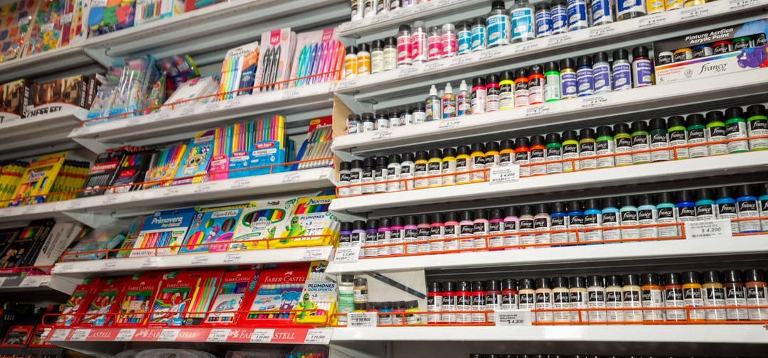 Estantes de pintura acrílica y marcadores en Office Arte Papelería